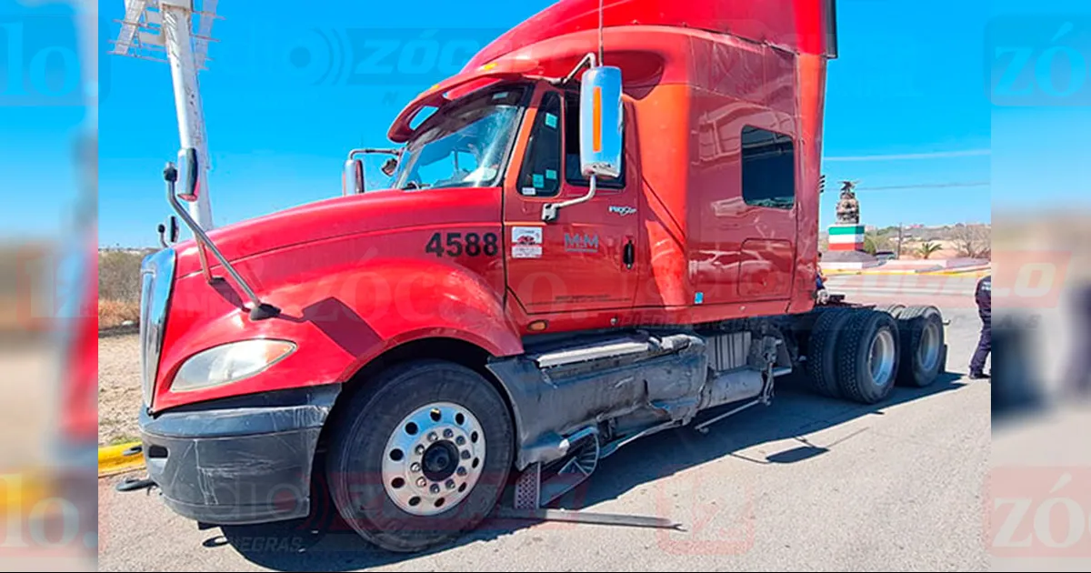 Choca trailero al dar vuelta en ‘U’ en Piedras Negras