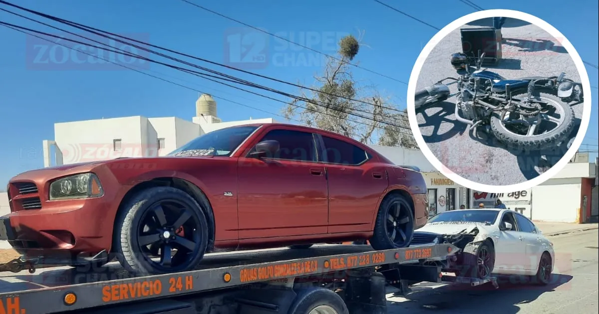 Un video muestra el momento exacto del accidente, en el que, al intentar rebasarse, los dos vehículos involucrados provocaron el atropellamiento del motociclista.