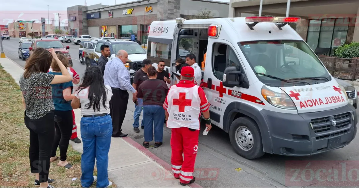 El joven motociclista quedó tendido por varios minutos en el asfalto.