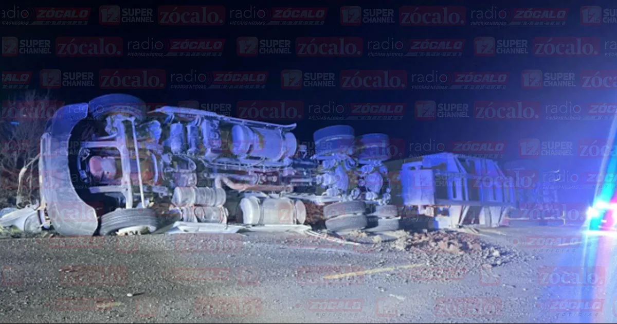 Vuelca trailer que cargaba arena