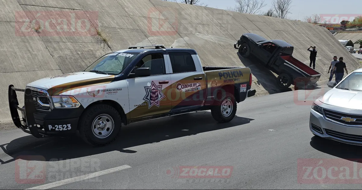 Pick up se estrella contra el ademado del Libramiento Venustiano Carranza