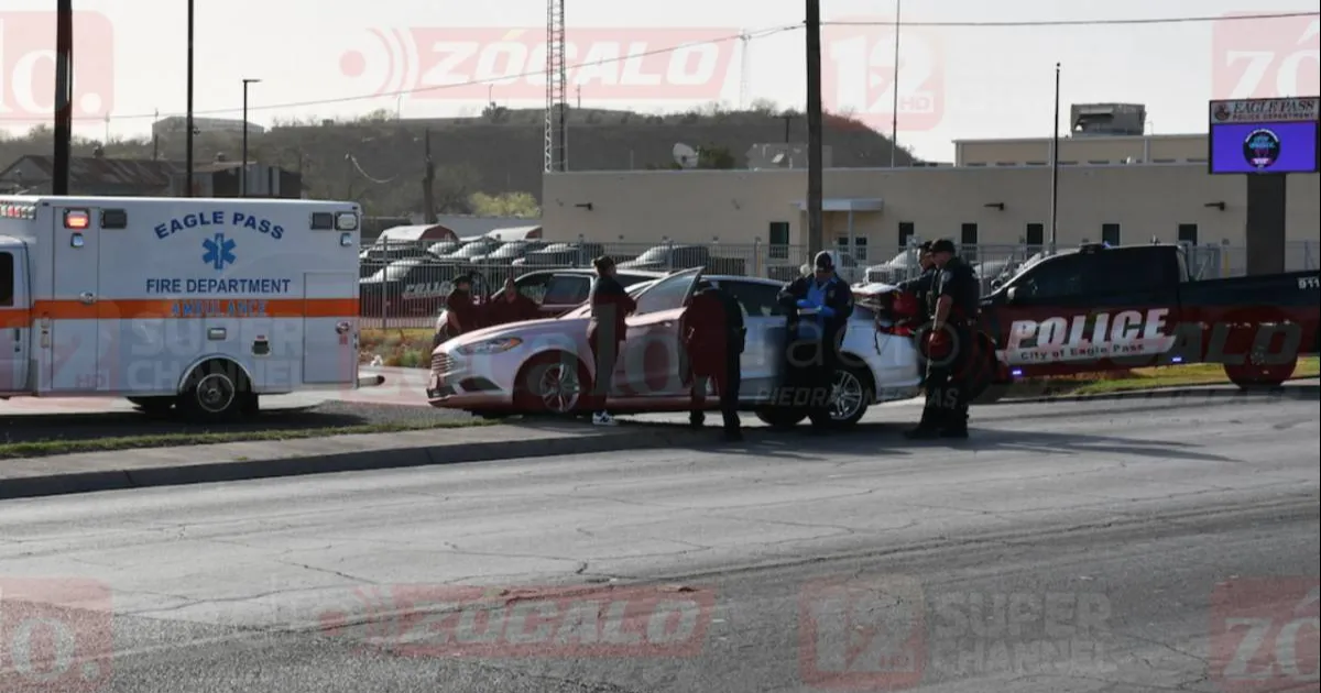 Chocan frente a la estación de la Policía de Eagle Pass
