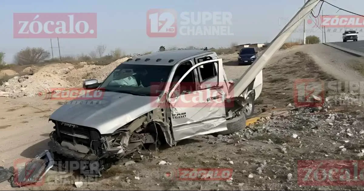 Conductor sale ileso tras impactarse contra poste en bulevar República