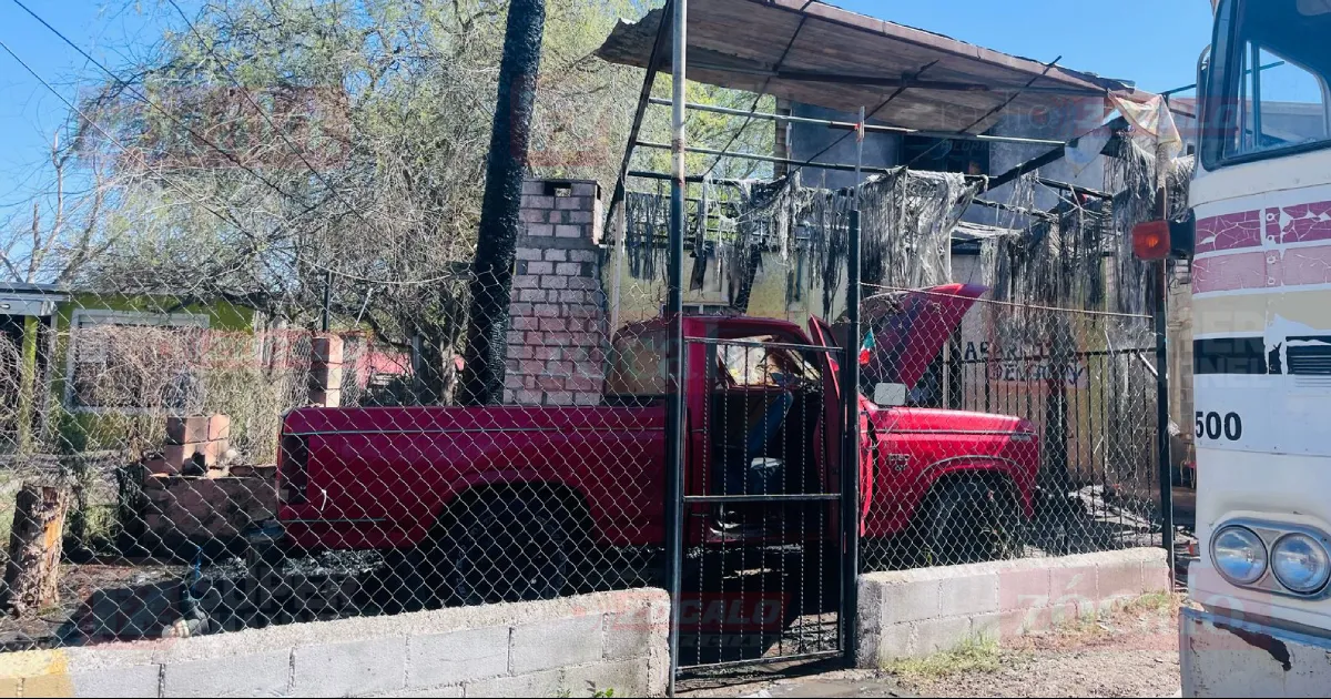 El fuego se propagó rápidamente, alcanzando un techo, una ventana de la casa y una camioneta Ford estacionada en el lugar.