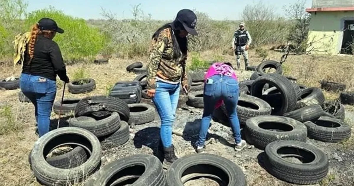 En el lugar se encontraron restos humanos calcinados, así como objetos personales de las víctimas, chalecos antibalas, equipo táctico y casquillos