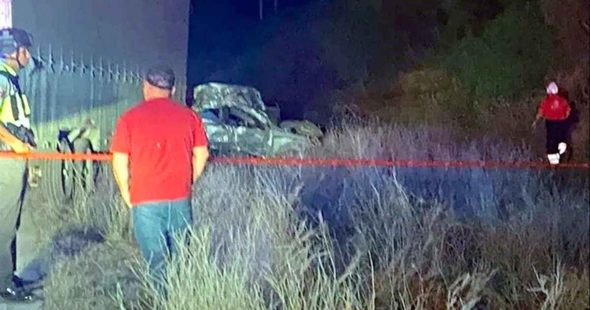 Cinco normalistas fallecen al impactarse contra un camión cuando se brincaron el camellón central de la Carr. Nacional, en Hualahuises.