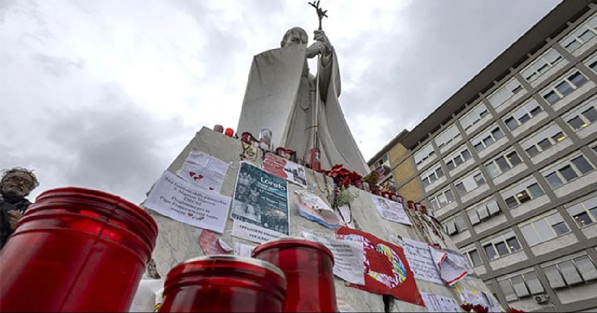 Papa Francisco continúa con fisioterapia respiratoria y motora en su día 27 de hospitalización