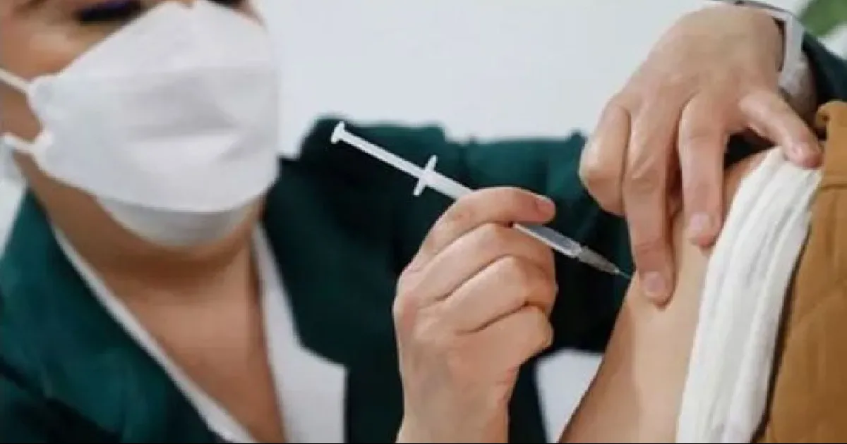 La tos ferina se contagia a través de las secreciones de las vías respiratorias de las personas contagiadas.