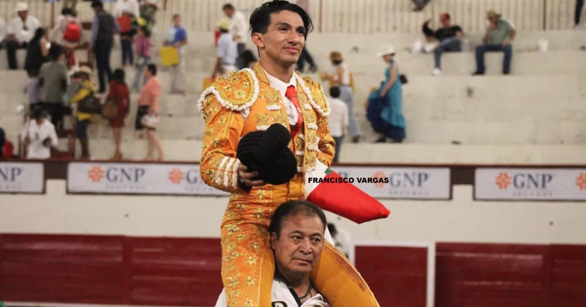 César Ruiz repite color, vuelve a triunfar al cortar dos orejas y sale en hombros