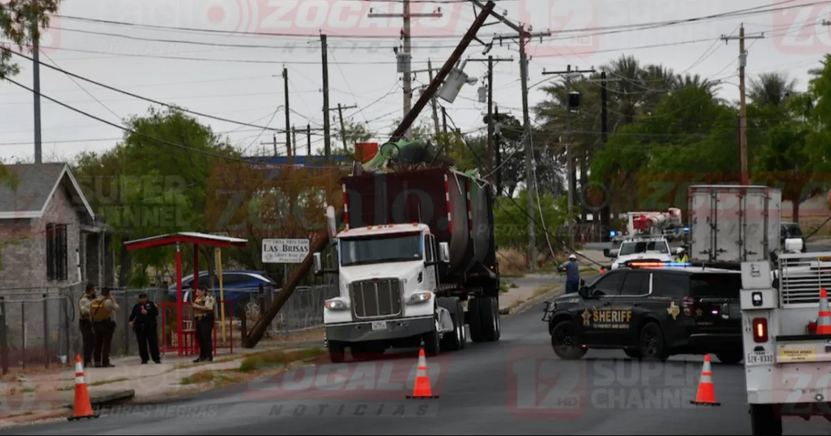 Tráiler derriba 3 postes y cableado eléctrico en Eagle Pass
