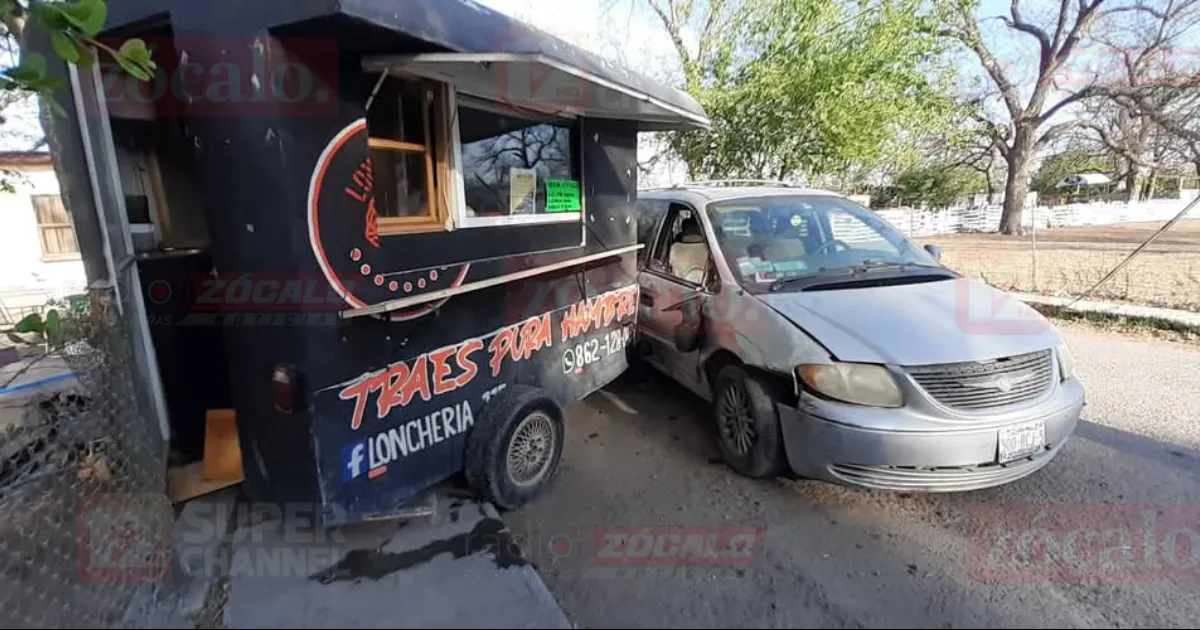 Lanza a un costado del puesto a un comensal y al encargado de los lonches y tacos de carnitas en Zaragoza.