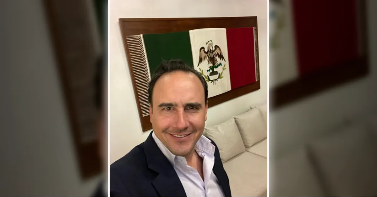 Manolo Jiménez, presumió anoche, al salir de su despacho en el Palacio de Gobierno, una pieza de sarape artesanal producida en Tamayo