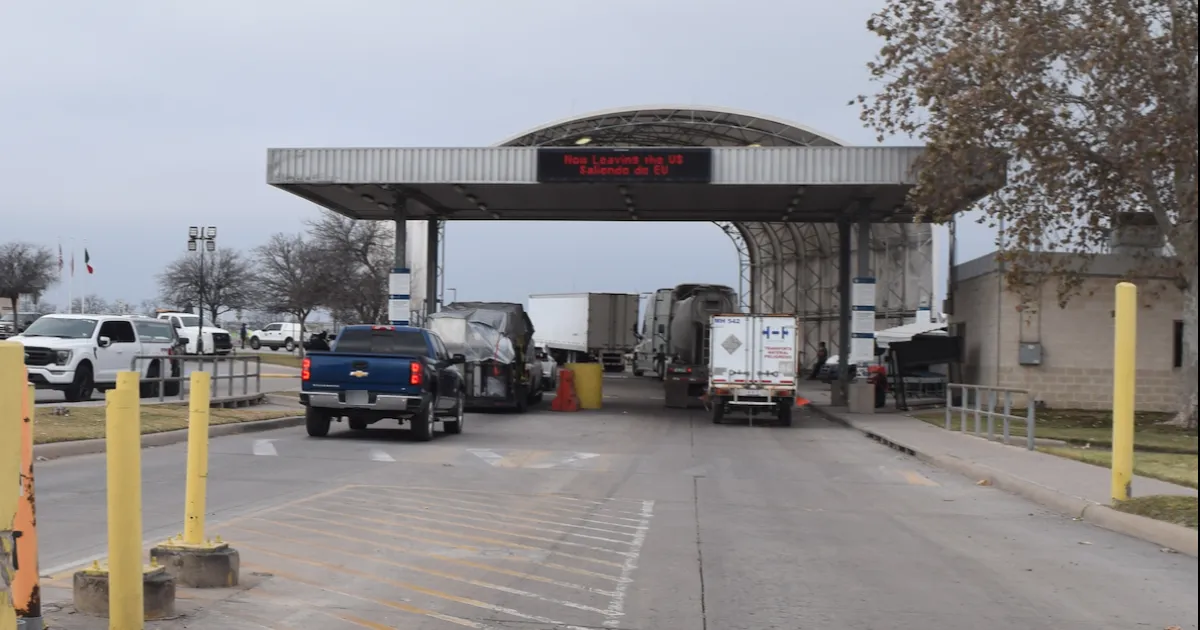 Dijo que le pagarían 100 dólares por cruzar el arma y ahora enfrenta una posible condena de hasta 10 años de prisión.