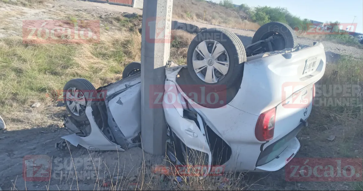 Vuelca su unidad y se impacta contra poste en la carretera 57