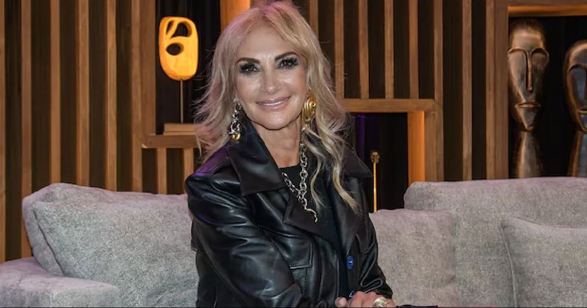 Adela Micha ya está acostumbrada a los memes; aclara su un error al confundir a Selena Gómez con Selena Quintanilla