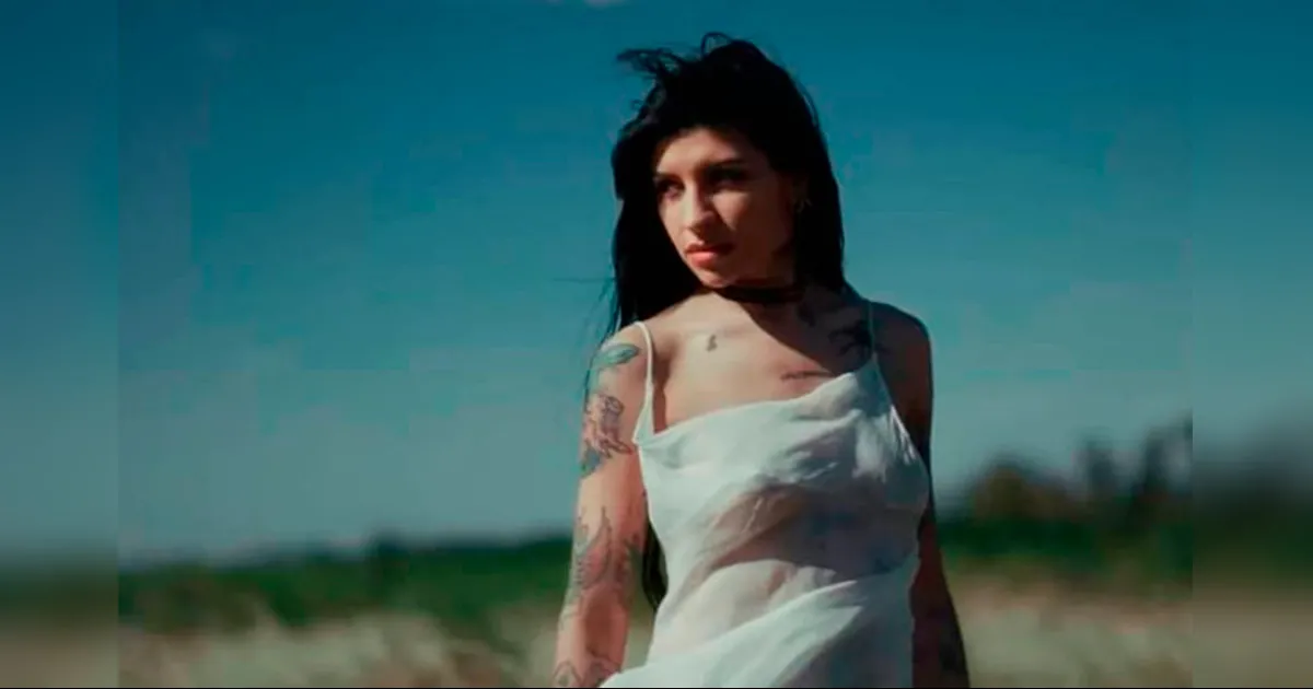 Cazzu ha soltado algunos de sus temas más candentes, como La Cueva y Con Otra, canciones que han causado revuelo entre sus seguidores.