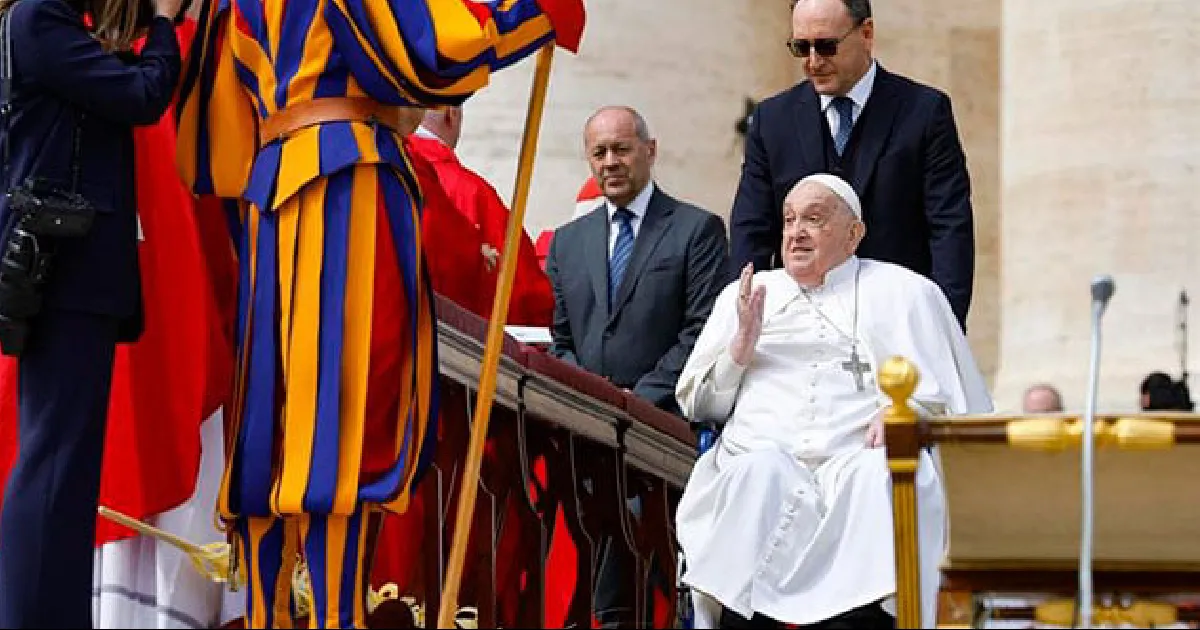 El papa Francisco aparece en la plaza de San Pedro para saludar a fieles en el Domingo de Ramos