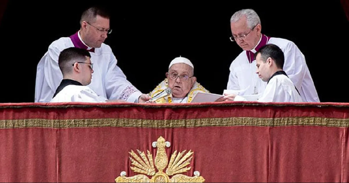 El papa Francisco reaparece para la bendición Urbi et Orbi y condena ‘la carrera de rearme’