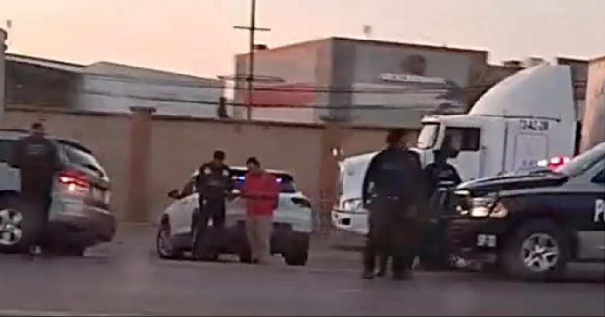 Se impacta contra caja de tráiler estacionada en la carretera 57