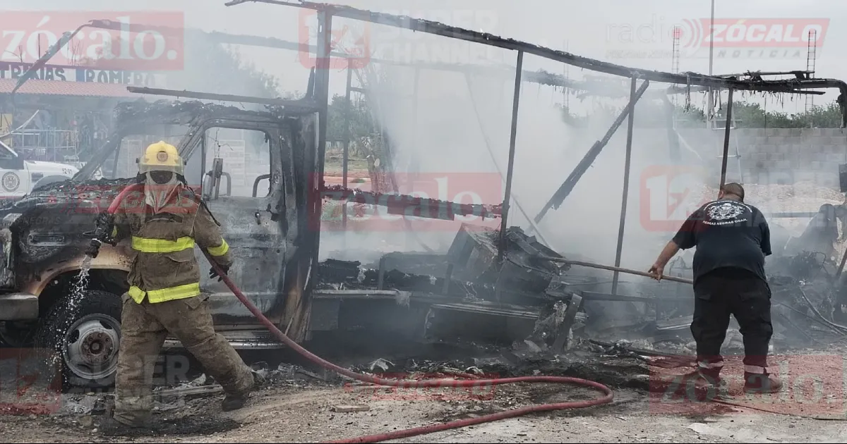 Provoca incendio de camión en la Lázaro Cárdenas y se da a la huida