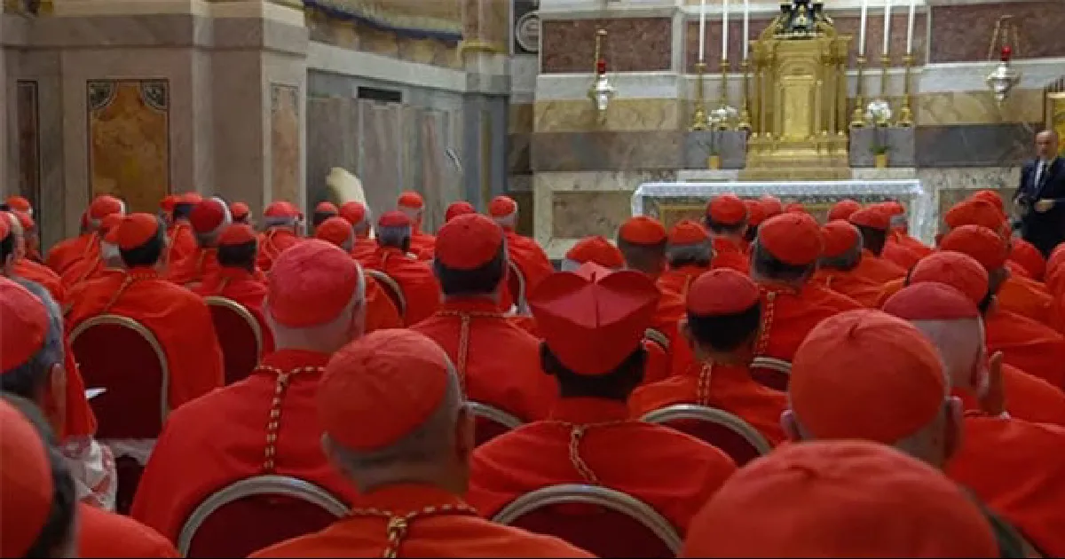 Cardenales se congregan en la Capilla Paulina antes de encerrarse en cónclave