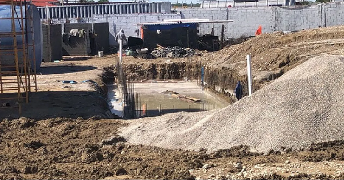 Tormenta en Piedras Negras inunda gasolinera en construcción