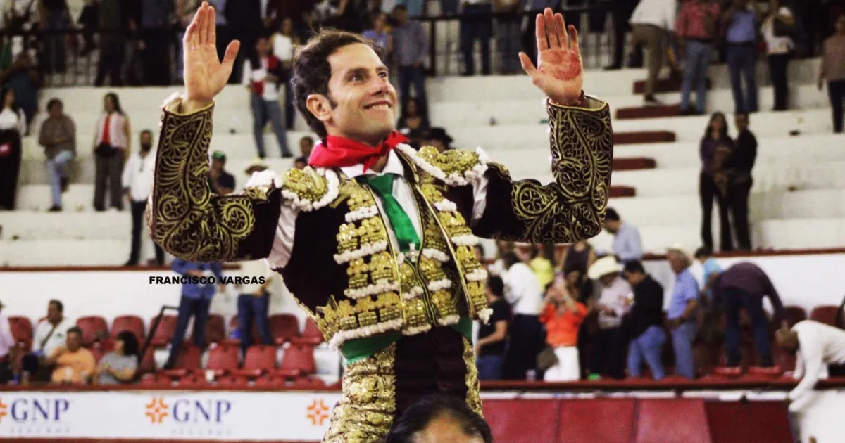 Arturo Saldívar triunfa, al realizar artística faena de dos orejas y sale en hombros