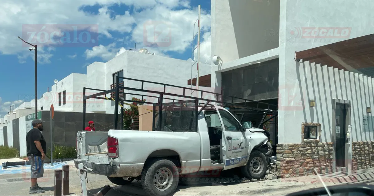 Varios pedazos de concreto de la estructura colapsaron sobre una mujer y una menor.