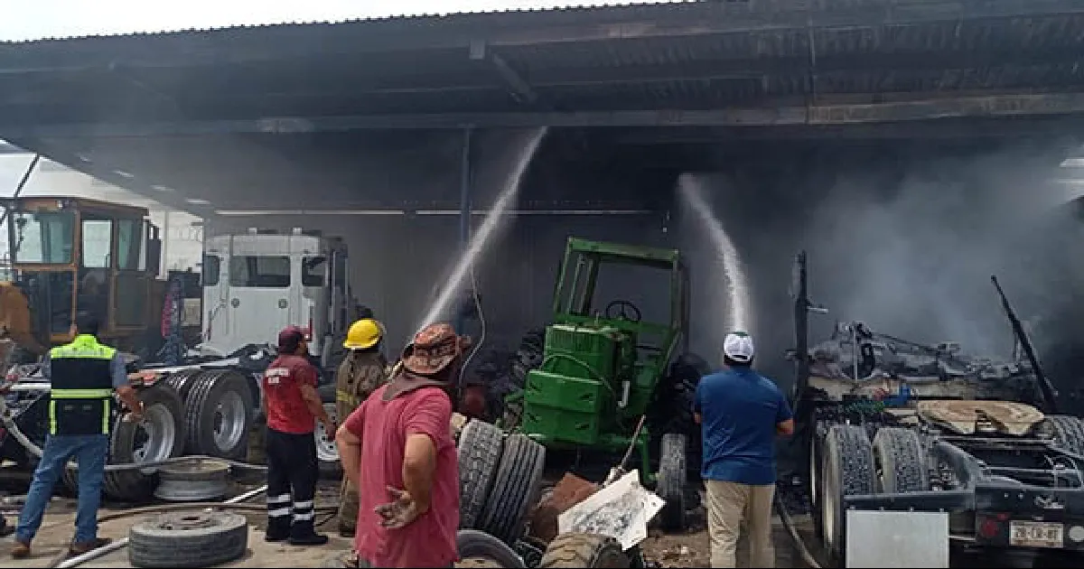 Por falla eléctrica se incendió un tráiler en la V. Carranza