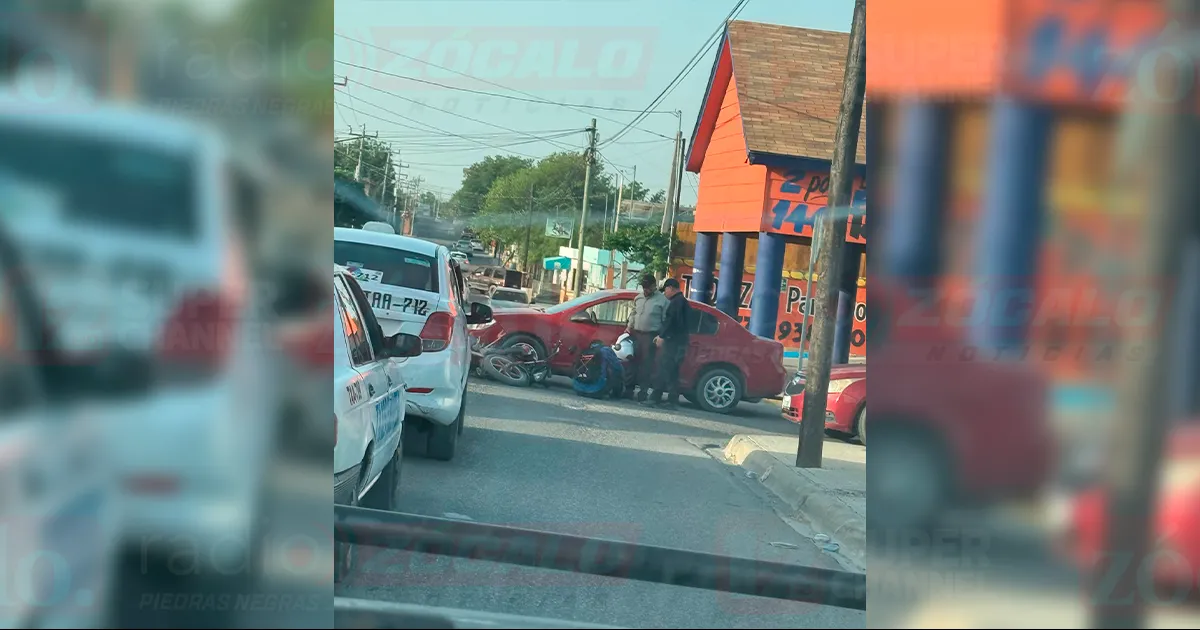 Conductor se pasa alto y deja motociclista lesionado