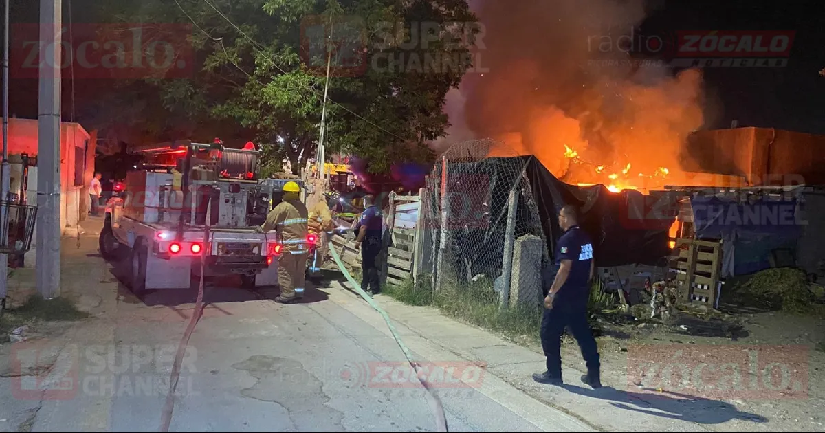 Tres unidades de Protección Civil y Bomberos acudieron al lugar para controlar el incendio, evitando que se propagara a viviendas colindantes.