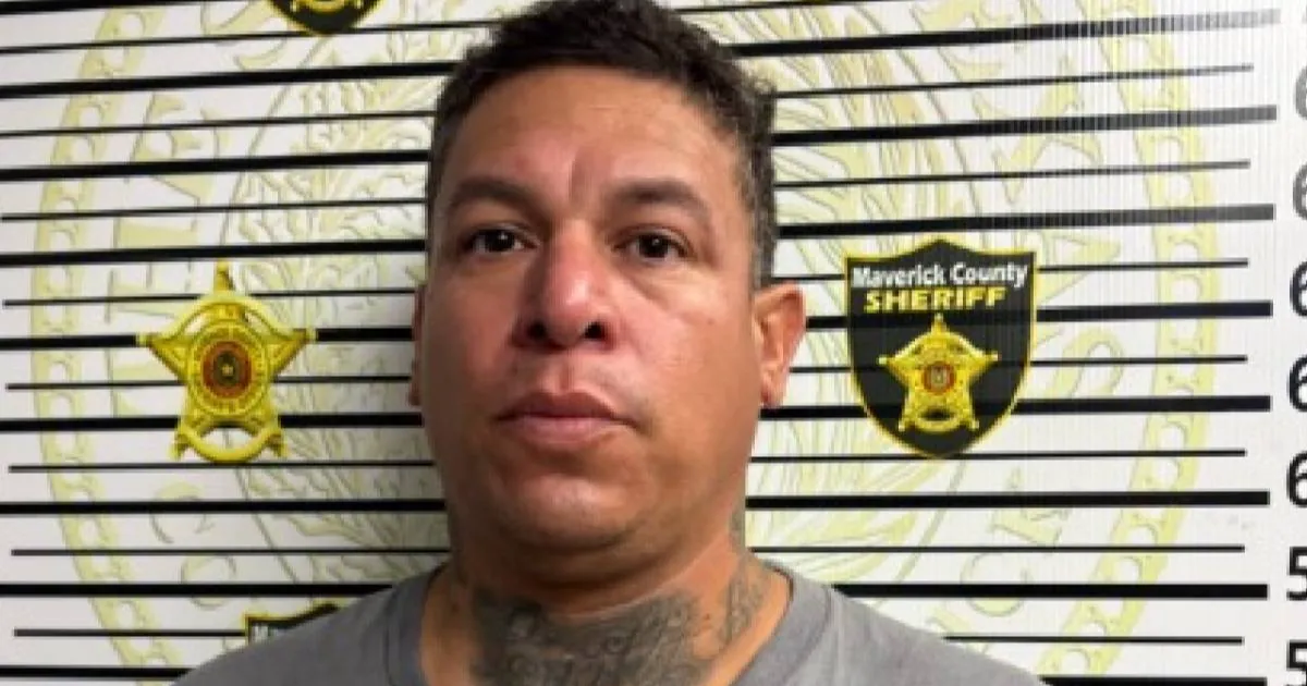 Sorprenden y arrestan a traficante con 2 migrantes en Eagle Pass