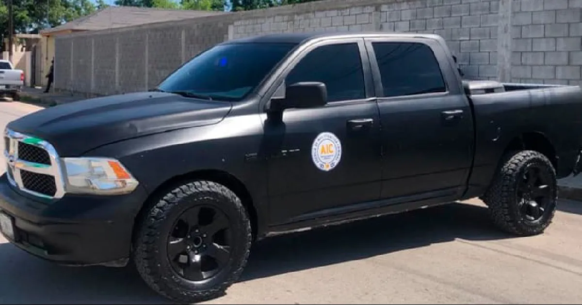 Queda bajo arresto por robo en negocio de pisos