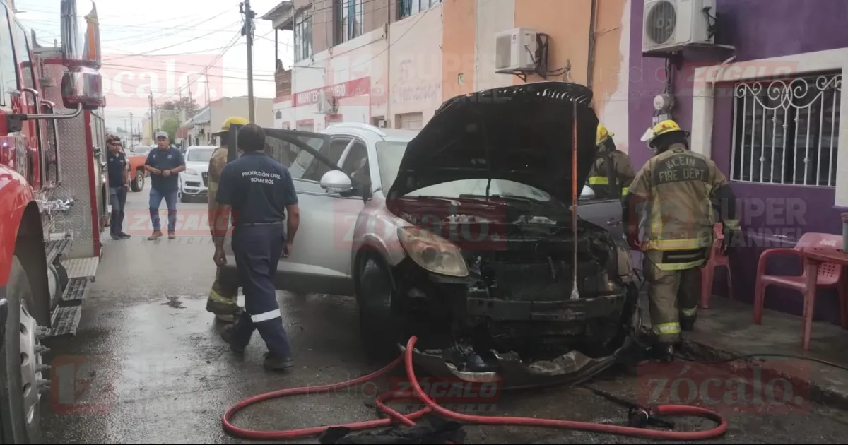 Se incendia auto por falla eléctrica en la zona centro