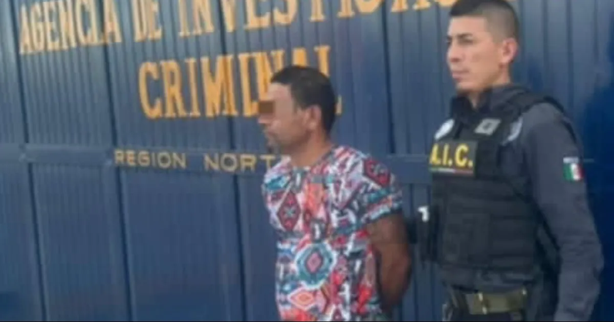 El detenido fue identificado como Genaro "N", de 46 años, quien contaba con una orden de aprehensión vigente emitida por un juez de primera instancia en materia penal acusatoria oral.