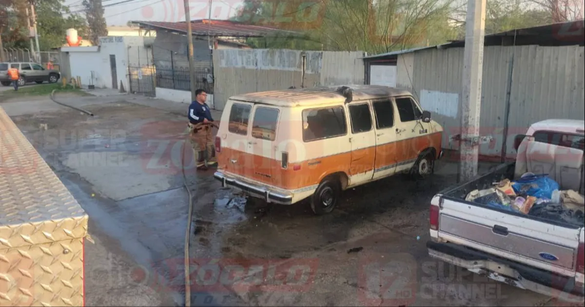 Bomberos atienden incendio de camioneta en Acuña