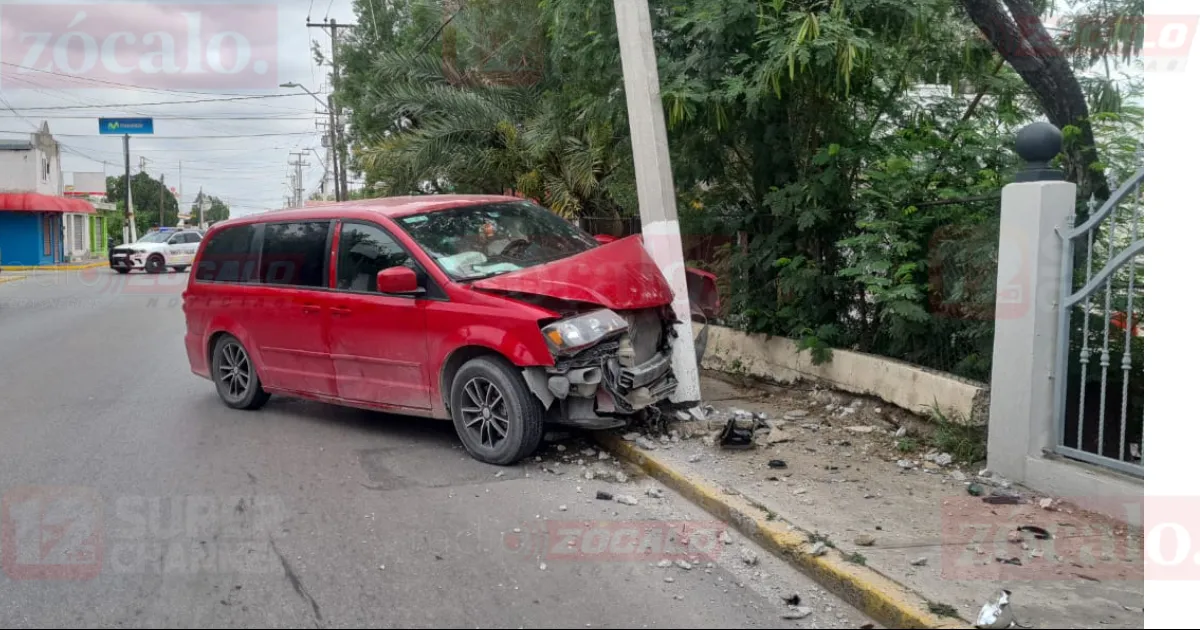 Enfermero impacta su van contra poste en la Av. Román Cepeda