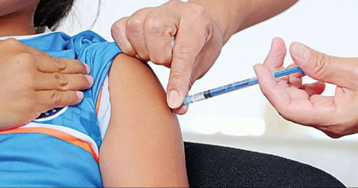 Explicó que el sarampión puede dar complicaciones como neumonías, los niños habitualmente presentan un cuadro febril, tienen síntomas como coriza, rinorrea, a veces conjuntivitis, lesiones en la boca y finalmente les salen unas reacciones en la piel, un exantema maculopapular en el cuerpo.