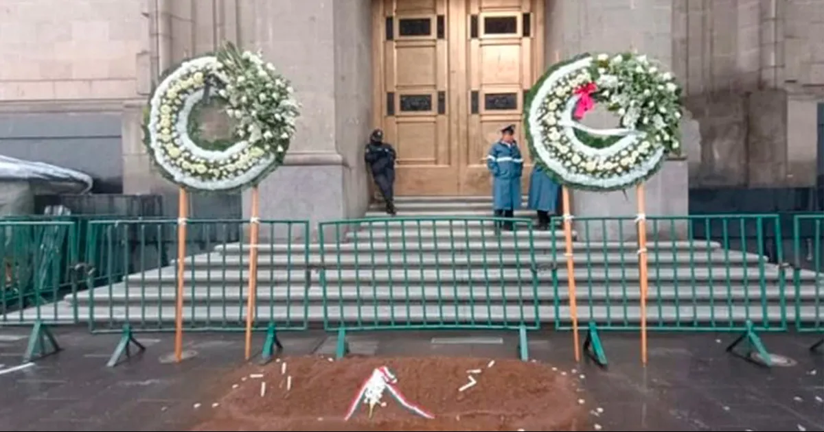 Colocan ofrenda fúnebre frente a la SCJN en protesta por la elección judicial