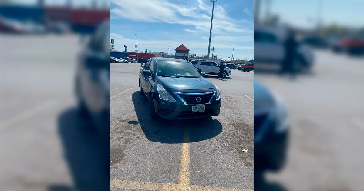 Reportan robo de auto en exterior de tienda Oxxo