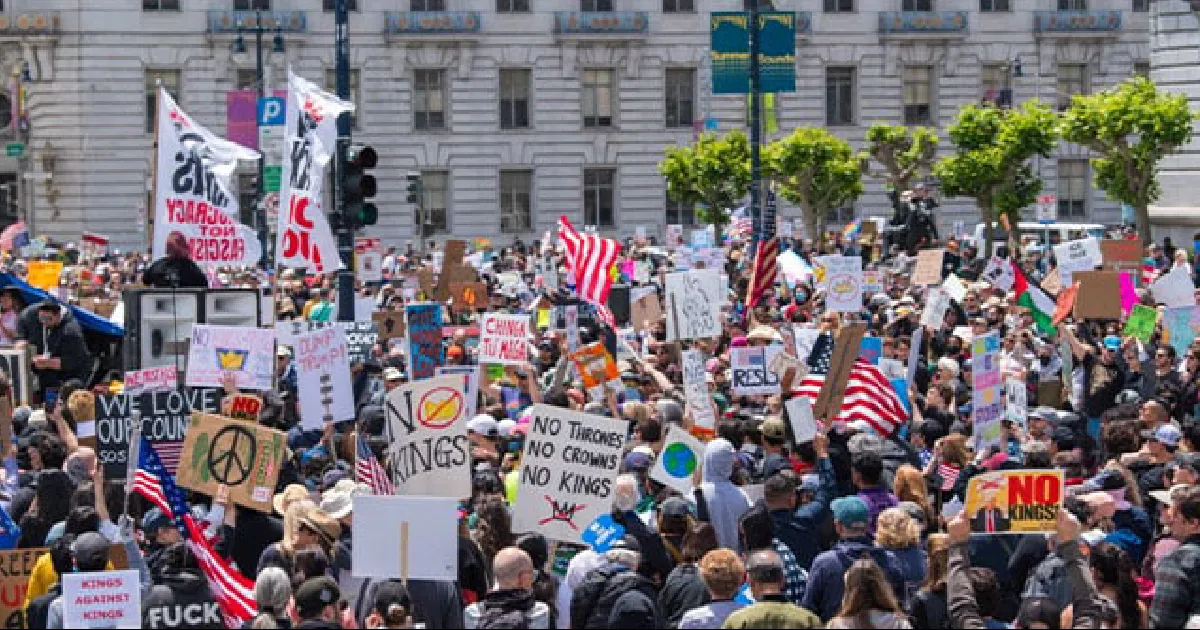 ¡No tenemos reyes! Repudian en Estados Unidos el autoritarismo y la corrupción