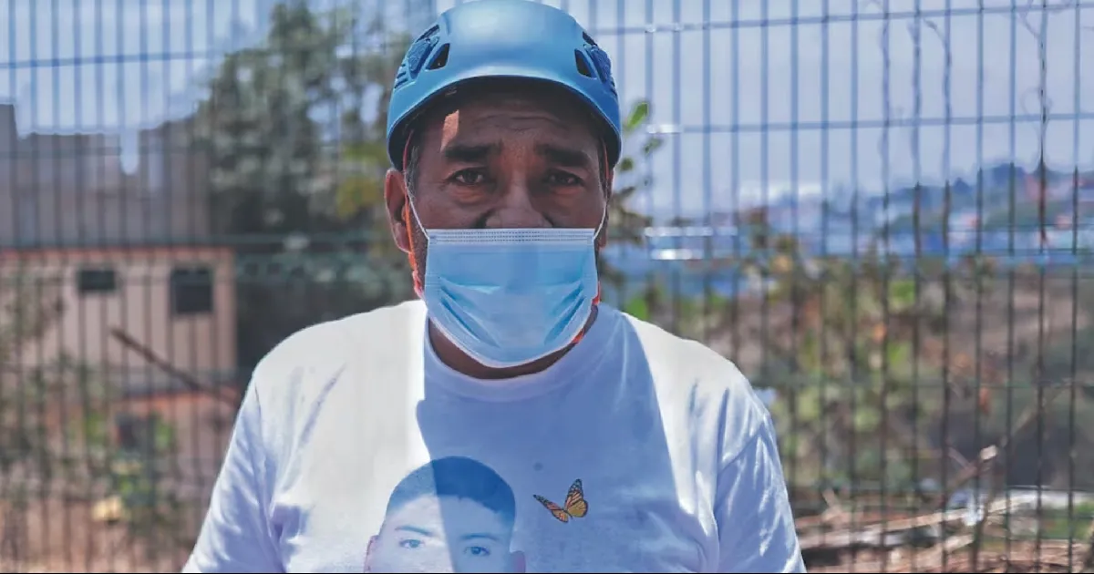 Ellos también buscan en el Día del Padre; con picos y palas buscan a sus hijos