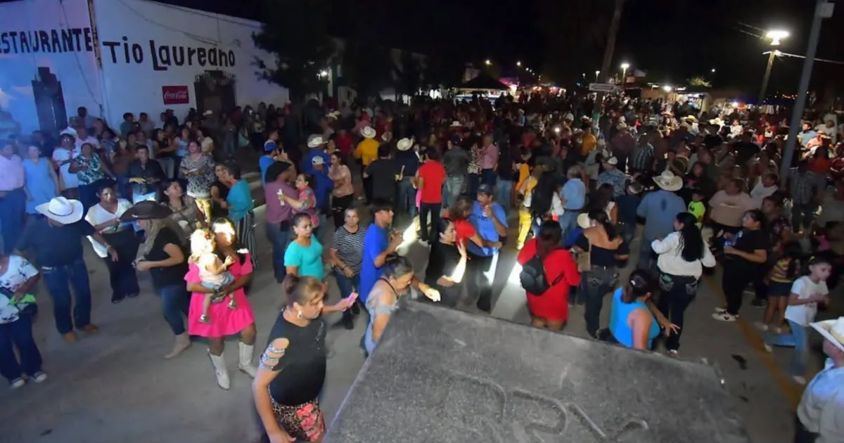 El evento incluyó una animada callejoneada musical, rifas y música a cargo de Banda Cerritos y Los Más Buscados.