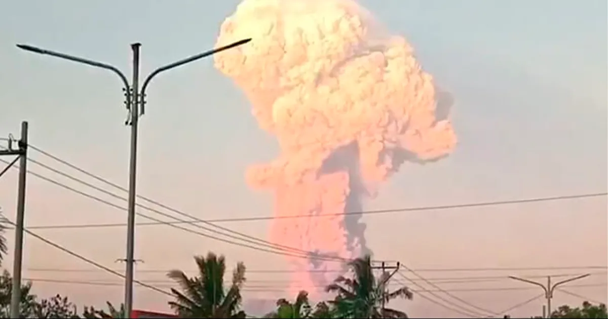 Autoridades recomiendan no acercarse al volcán Lewotobi Laki-laki en un radio de unos 7 kilómetros.