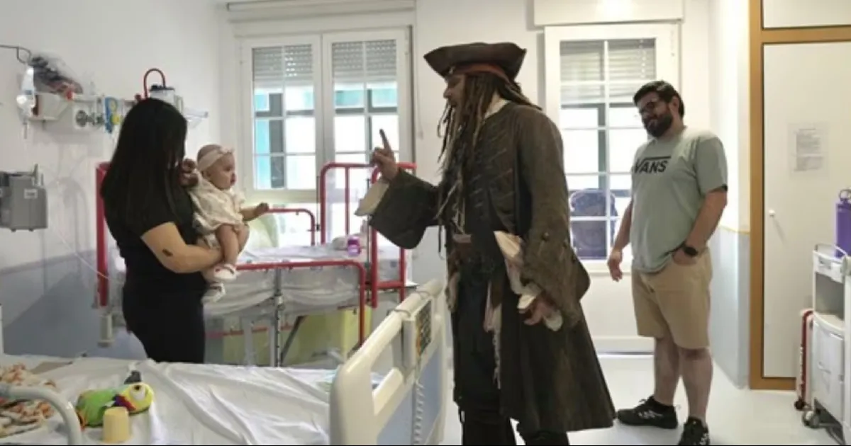 Johnny Depp emociona a niños hospitalizados en Madrid con visita caracterizado como Jack Sparrow