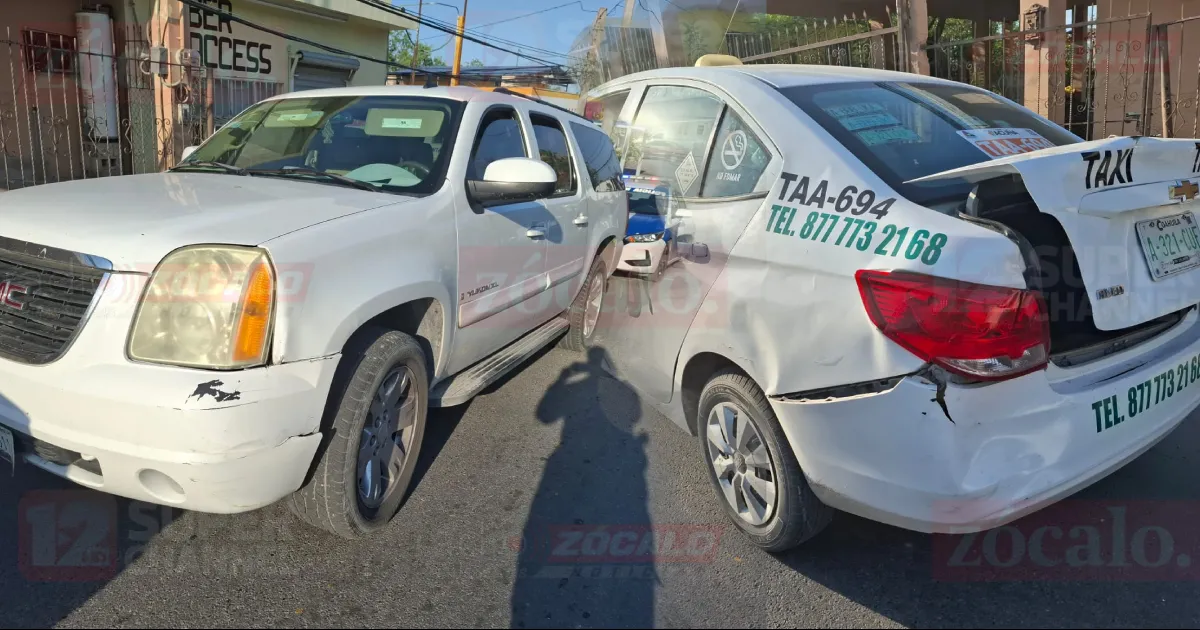 Camioneta impacta taxi; no hubo lesionados