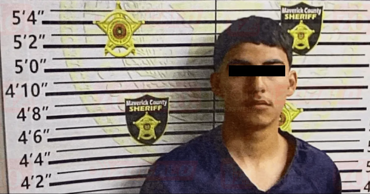 El joven intentó engañar a los oficiales para ocultar que tenía una orden de arresto pendiente emitida por el Departamento de Policía de Eagle Pass.
