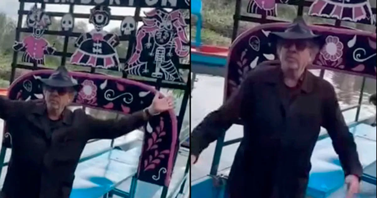 Tim Burton es captado en una trajinera en Xochimilco durante su visita a México; famosos presumen fotos con el director