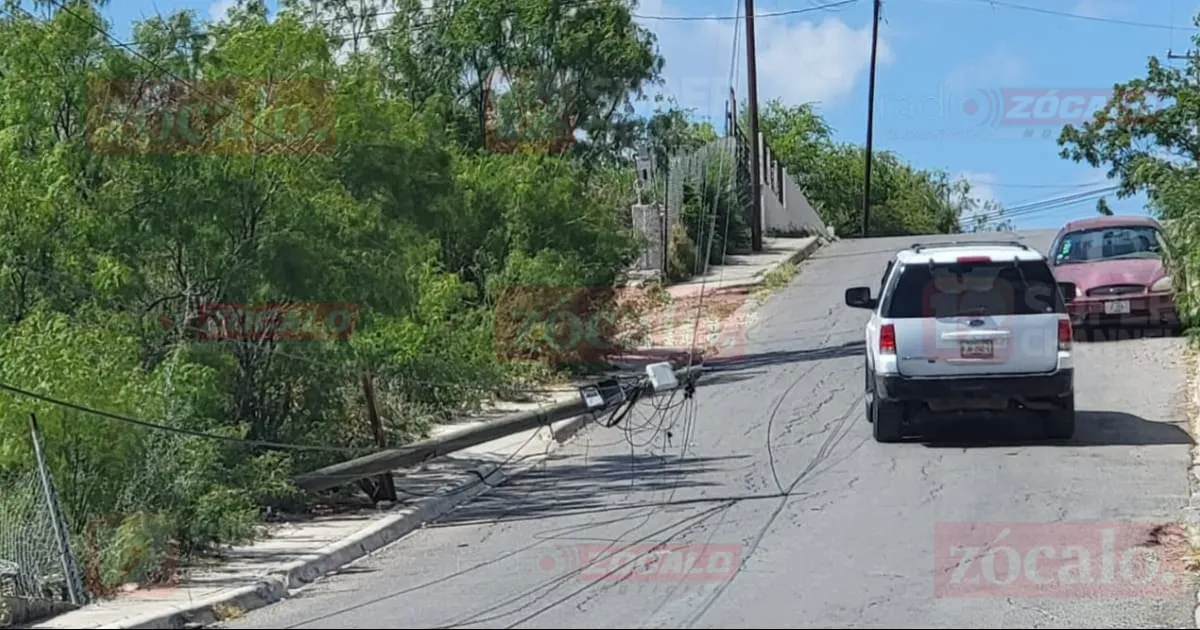 El poste cayó de forma peligrosa, quedando atravesado sobre la banqueta y ocupando parte de la arteria vial.