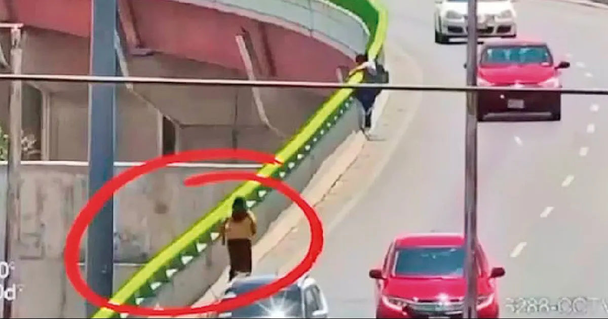 Sin pensarlo dos veces, Sarahí bajó de su auto y, entre el tráfico intenso, corrió al sitio, arriesgando su propia vida para evitar una tragedia